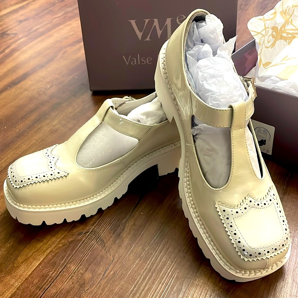 Designer platform Oxford shoes size 8
Brand New! Dye in decoration in front face